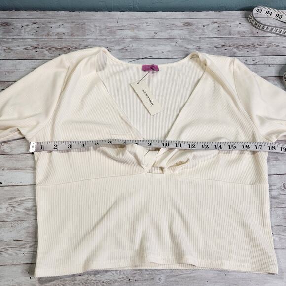 Francesca's Kennie Keyhole Twist Front Top White Size Large - Picture 6 of 8